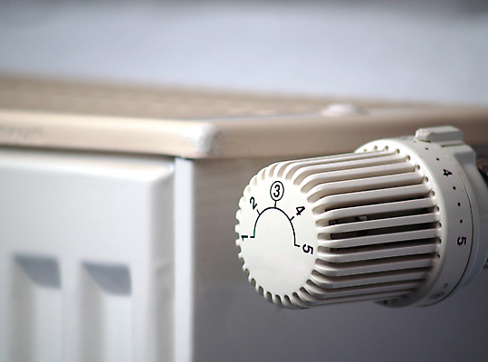 포토 JPG 해외이미지 유럽 주택 따뜻함 사람없음 내부 금속 힘 방 에너지 흰색 기구 뜨거움 난방기 심플 난방 온도 라디에이터 제어 해외202004 해외포토 나라 컬러 재질 건물 난방용품 파일형식 이미지허브