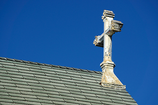 포토 JPG 해외이미지 외관 기독교 종교 십자가 하늘 지붕 사람없음 장식 파란색 성당 교회 페인트 손상 할로윈 조약돌 흰색 시골 거친 화려 중세 역사 유령 버리기 부식 첨탑 고딕 보호구역 썩음 옛날 해외202004 해외포토 컬러 컨셉 종교건축 모션 건물 탑 돌_바위 구역 파일형식 이미지허브