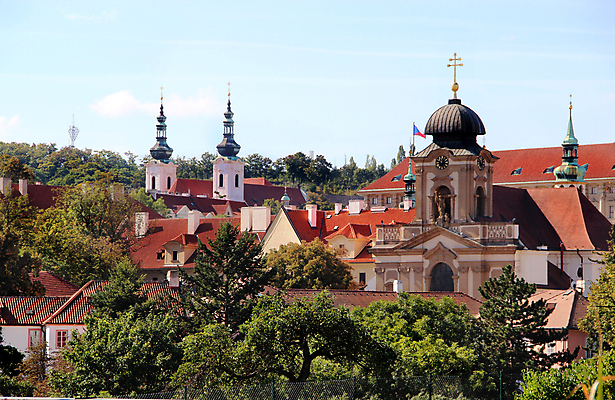 포토 JPG 해외이미지 나무 구름 꽃 유럽 여행 꽃무늬 오렌지 하늘 지붕 거리 주택 사람없음 야외 건물 빨간색 초록색 여름 컬러풀 걷기 궁전 도시 센터 역사 황금 정사각형 엽서 체코 프라하 타운 강렬 르네상스 보헤미아 옛날 해외202004 해외포토 자연요소 도형 식물 건축물 계절 나라 컬러 고건축 무늬 과일 모션 편지 파일형식 이미지허브