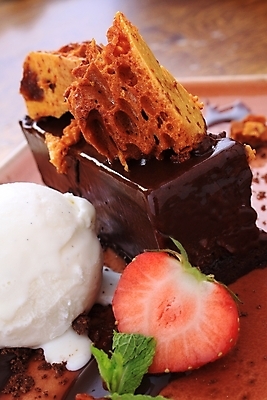 포토 JPG 해외이미지 그릇 음식 딸기 아이스크림 디저트 요리 사람없음 식당 초콜릿 식사 저녁식사 어둠 푸딩 프랑스어 해외202004 해외포토 문자 식기 과일 상점 파일형식 이미지허브