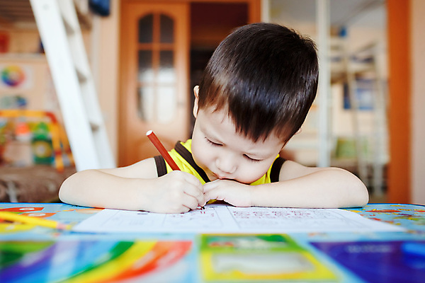 포토 JPG 해외이미지 라이프스타일 손 응시 교육 종이 어린이 남학생 학교 탁자 수업 주택 미술 한명 사람 앉기 소년 내부 스터디 컬러풀 연필 펜 페인트 유치원 방 터치 기록 잡기 붓 그리기 그림 바쁨 예술가 화가 깊이 초보 해외202004 해외포토 직업 1 학생 시선 남자 컬러 가구 모션 문화예술 학용품 건물 생활 신체부위 학습 필기구 파일형식 이미지허브