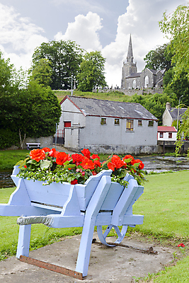 포토 JPG 해외이미지 나무 구름 꽃 유럽 건축양식 하늘 거리 주택 풍경 사람없음 야외 빨간색 초록색 물 여름 파란색 강 교회 평화 마을 침묵 시골 개울 역사 언덕 장면 코르크 아일랜드 타운 첨탑 옛날 정리함 해외202004 해외포토 자연요소 식물 계절 건축 나라 컬러 컨셉 종교건축 건물 탑 소리 도시 파일형식 이미지허브