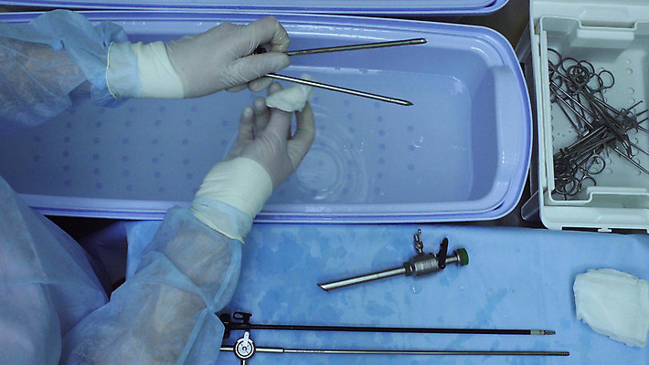 포토 JPG 해외이미지 손 장갑 쟁반 실내 건강 병원 작업복 한명 사람 사람없음 물 파란색 약 방 장비 간호사 기구 공구 수술 씻기 플라스틱 해결 특별함 해외202004 해외포토 자연요소 1 잡화 옷 컬러 컨셉 의학 재질 내부 신체부위 치료 청결 의료진 도구 파일형식 이미지허브