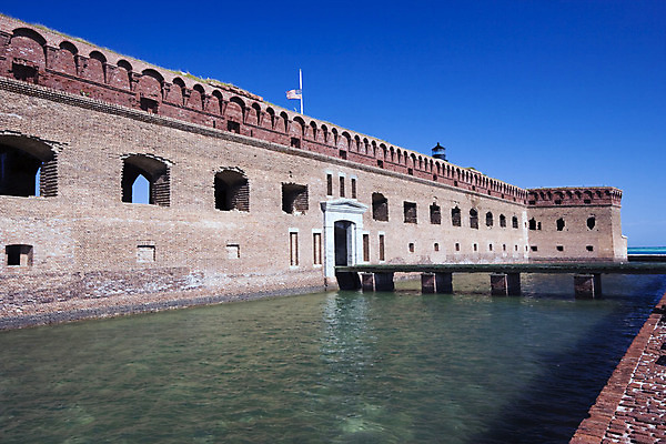 포토 JPG 해외이미지 벽 바다 등대 사람없음 파란색 미국 보트 성 보안 건너기 전국 플로리다 해외202004 해외포토 건축물 컬러 북아메리카 배_교통 모션 안전 파일형식 이미지허브