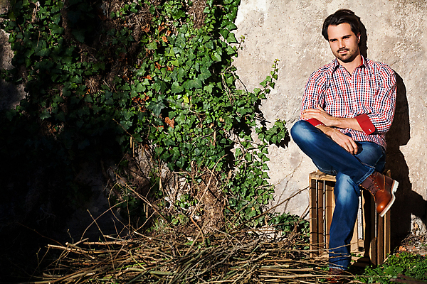 포토 JPG 해외이미지 남자 행복 벽 한명 미소 사람 앉기 건물 목재 초록색 상자 햇빛 쌓기 기댐 바위 나뭇가지 청바지 시골 막대기 덩굴 장작 나무상자 옛날 스타일 해외202004 해외포토 나무 식물 1 건축물 감정 컬러 재료 바지 모션 표정 태양 돌_바위 파일형식 이미지허브