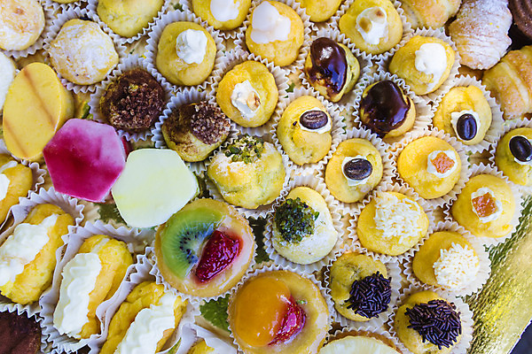 포토 JPG 해외이미지 모양 음식 과일 디저트 사람없음 초콜릿 빵집 원두 신선 달콤 맛 설탕 크림 페스츄리 휘핑크림 해외202004 해외포토 커피 빵 컨셉 상점 휘핑 파일형식 이미지허브