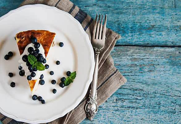 포토 JPG 해외이미지 포크 디저트 실내 사람없음 하이앵글 식탁보 블루베리 치즈케이크 나무배경 해외202004 해외포토 식기 음식 뷰포인트 백그라운드 과일 내부 케이크 파일형식 이미지허브