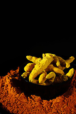 포토 JPG 해외이미지 접시 문화 줄기 백그라운드 오렌지 재료 건강 요리 사람없음 가로 약 노란색 검은색 양념 조미료 막대기 그룹 사발 약초 가루 인도인 허브 향신료 측정 유기농 날것 뿌리 카레 지하 흙더미 내추럴 고립 땅바닥 강황 해외202004 해외포토 외국인 식물 식기 웰빙 음식 컬러 과일 식재료 의학 바닥 동양인 흙 풀_식물 사기그릇 향미료 파일형식 더미 이미지허브