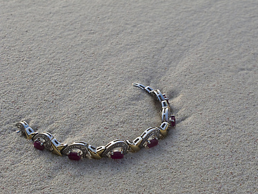 포토 JPG 해외이미지 기념일 모래 파도 바다 장신구 팔찌 자연 엄마 휴가 선물 사람없음 여름 황금 클래식 고급 우아함 은색 보석 모래언덕 질감 L 루비 소금물 정중 해외202004 해외포토 알파벳 계절 컬러 컨셉 가족 이벤트 광석 언덕 생태계 파일형식 이미지허브