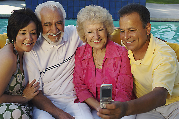 포토 JPG 해외이미지 주간 커플 응시 여자 노년 남자 의자 수영장 사랑 들기 앉기 여러명 상반신 야외 앞모습 스마트폰 노부부 사진촬영 노인만 해외202004 해외포토 자연요소 부부 시선 감정 뷰포인트 가구 다수 관계 모션 사람 성인 핸드폰 스마트기기 촬영 성인만 파일형식 이미지허브