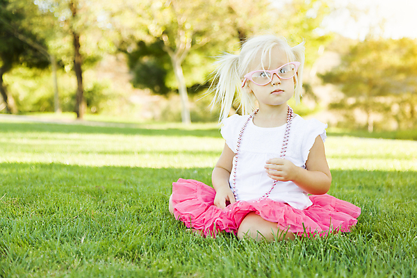 포토 JPG 해외이미지 백인 라이프스타일 공원 행복 안경 어린이 분홍색 장난 목걸이 상상 자연 놀이 한명 사람 앉기 야외 금발 기쁨 아기 순수 걸음마 결백 천진난만 가상 해외202004 해외포토 서양인 1 헤어스타일 잡화 공공시설 감정 컬러 컨셉 장신구 모션 생활 생태계 파일형식 이미지허브