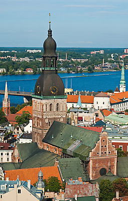 포토 JPG 해외이미지 유럽 시계 여행 건축양식 지붕 파노라마 사람없음 건물 강 성당 교회 탑 도시 센터 중세 역사 중앙 강가 타운 고딕 라트비아 리가 옛날 해외202004 해외포토 건축물 건축 나라 종교건축 촬영기법 북유럽 파일형식 이미지허브