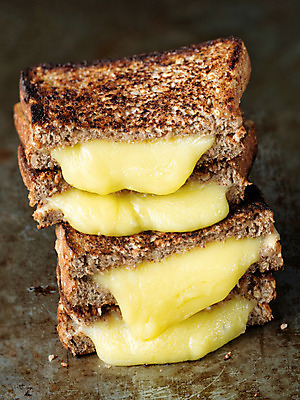 포토 JPG 해외이미지 영어 음식 빵 영국 치즈 패스트푸드 샌드위치 요리 사람없음 세로 식사 시골 그릴 폐기물 만취 속도 토스트 소금 해로움 안락 해외202004 해외포토 문자 유럽 컨셉 주방용품 유제품 인스턴트 쓰레기 술취함 파일형식 이미지허브