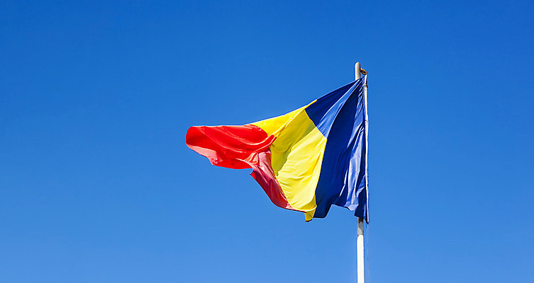 포토 JPG 해외이미지 파도 여행 백그라운드 하늘 날리기 바람 사람없음 빨간색 파란색 노란색 자유 깃발 직물 불기 실크 심볼 사인 깃대 봉 루마니아 애국심 고립 전국 정부 카피스페이스 해외202004 해외포토 자연요소 유럽 바다 컬러 컨셉 모션 날씨 공백 파일형식 이미지허브