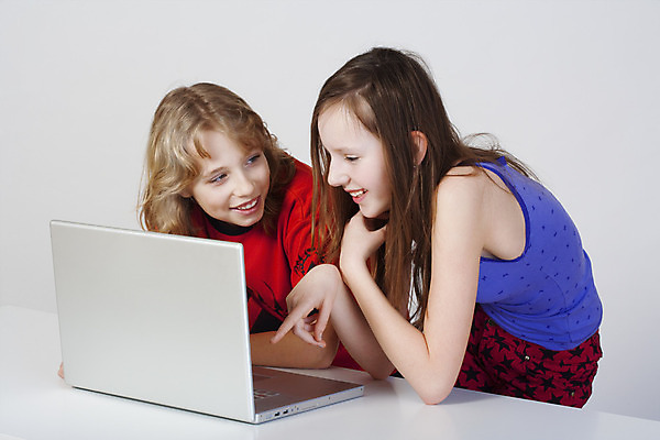 포토 JPG 해외이미지 백인 라이프스타일 커플 교육 어린이 컨셉 2 인터넷 함께함 실내 미소 사람 소년 두명 노트북 컴퓨터 서핑 무선전화기 해외202004 해외포토 서양인 남자 관계 표정 내부 생활 전자제품 수상스포츠 전화기 파일형식 이미지허브