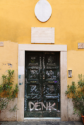 포토 JPG 해외이미지 벽 텍스트 거리 주택 미술 사람없음 건물 목재 단어 문 상점 페인트 이탈리아 기록 도시 그래피티 로마 펑키 옛날 해외202004 해외포토 나무 문자 건축물 유럽 재료 문화예술 낙서 그림 파일형식 이미지허브