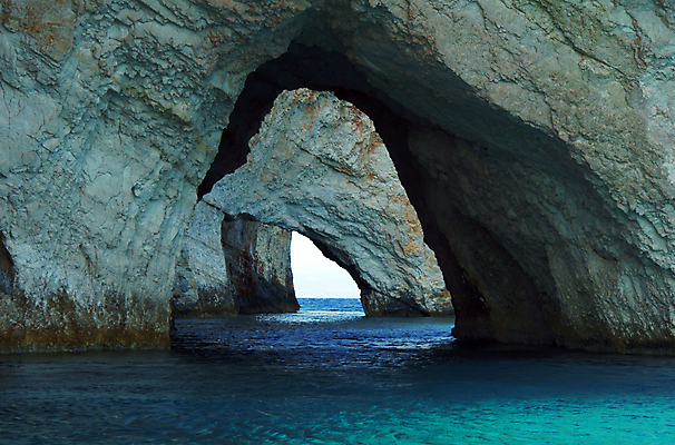 포토 JPG 해외이미지 외관 바다 섬 여행 자연 하늘 사람없음 물 파란색 태양 동굴 그리스 그리스인 해외202004 해외포토 자연요소 서양인 유럽 컬러 생태계 파일형식 이미지허브