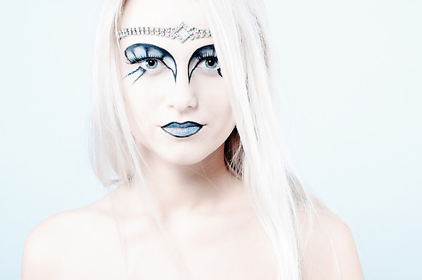 포토 JPG 해외이미지 백인 모델 응시 여자 얼굴 겨울 새로움 요정 한명 성인 파란색 유행 화장품 립스틱 추위 흰색 화려 우아함 피부 입술 만들기 예술가 광택 공상 프랑스어 스타일 해외202004 해외포토 서양인 문자 1 시선 계절 컬러 컨셉 모션 사람 신체부위 뷰티 파일형식 이미지허브