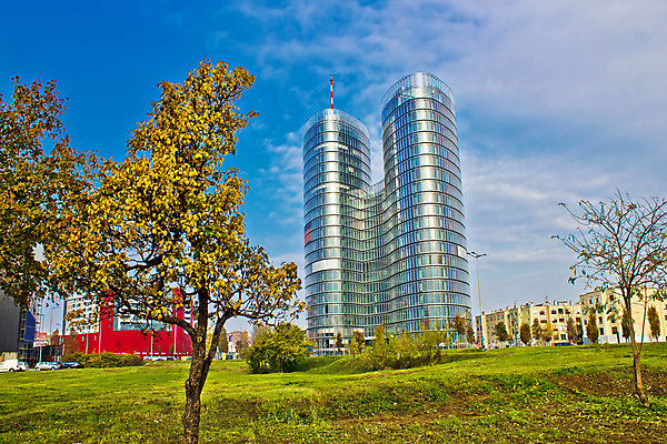 포토 JPG 해외이미지 나무 디자인 공원 유럽 오렌지 비즈니스 건축양식 창문 유리 하늘 미래 새로움 거리 바닥 사람없음 야외 건물 초록색 금융 파란색 빛 도시풍경 사무실 노란색 탑 고층빌딩 가을 도시 센터 도심 큼 쌍둥이 타운 크로아티아 동쪽 일반 더블 자그레브 해외202004 해외포토 식물 건축물 계절 공공시설 건축 나라 컬러 컨셉 과일 가족 재질 풍경 빌딩 경제 크기 방향 파일형식 이미지허브