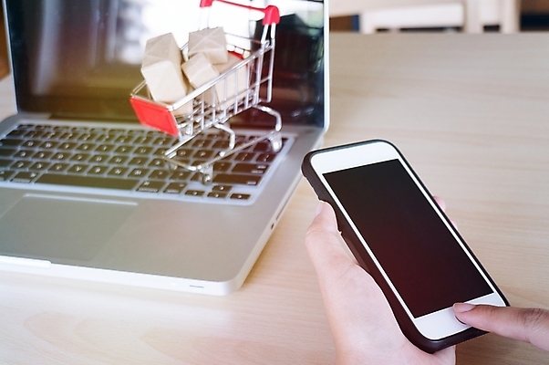 포토 JPG 해외이미지 잡화 컨셉 인터넷 비즈니스 통신 주택 선물 사람없음 노트북 컴퓨터 반사 세일 바구니 상점 금속 공책 웹 카트 장비 키보드 그물 시장 구매 은색 상품 작음 고객 상업 전자 결제 소매 온라인 적재 슈퍼마켓 전자상거래 매각 체크아웃 비용 해외202004 해외포토 컬러 재질 문구용품 건물 경제 전자제품 쇼핑 크기 파일형식 이미지허브