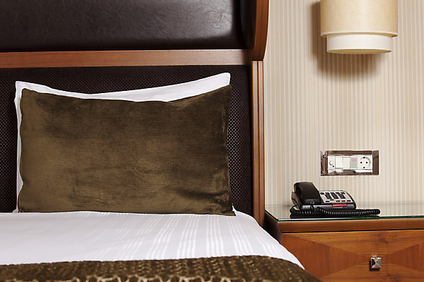 포토 JPG 해외이미지 디자인 여행 가구 의자 비즈니스 건축양식 베개 침구 탁자 호텔 휴가 휴식 바닥 아파트 주택 실내 사람없음 내부 목재 장식 가로 빛 카펫 침실 방 흰색 침대 램프 커튼 고급 우아함 시트 리빙 여관 더블 스타일 해외202004 해외포토 나무 건축 컬러 생활용품 컨셉 재료 숙소 조명 건물 파일형식 이미지허브