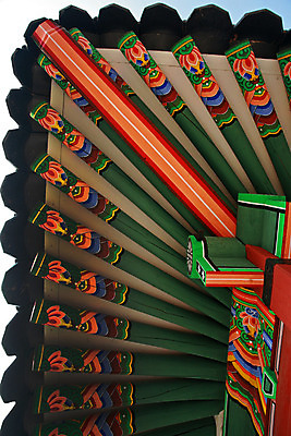 포토 JPG 해외이미지 전통 외관 아시아 문화 여행 패턴 불교 건축양식 하늘 지붕 주택 한국 미술 동양인 사람없음 야외 건물 목재 장식 빨간색 컬러풀 페인트 궁전 사찰 역사 도심 왕 묘사 동쪽 솜씨 신앙심 옛날 스타일 해외202004 해외포토 나무 건축물 건축 나라 종교 컬러 고건축 무늬 재료 종교건축 문화예술 인종 도시 방향 파일형식 이미지허브