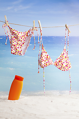 포토 JPG 해외이미지 수영복 모래 바다 여행 가방 하늘 휴가 조개 휴식 불가사리 가면 정장 해변 사람없음 물 파란색 비키니 수건 수영 스파 장비 스노클링 잠수부 휴양지 복고 수영선수 해외202004 해외포토 자연요소 잡화 옷 컬러 컨셉 어패류 극피동물 운동선수 위생용품 장소 수상스포츠 전문직 파일형식 이미지허브