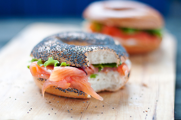 포토 JPG 해외이미지 접시 꽃 커피 음식 빵 부분 샌드위치 어류 사람없음 파란색 노란색 식사 튤립 오픈 아침식사 인스턴트 오렌지주스 커피잔 레몬 해산물 라임 연어 베이글 훈제 점심식사 폭식 딜 크림치즈 해외202004 해외포토 식물 식기 음료 컬러 과일 잔 치즈 수중동물 과일주스 파일형식 이미지허브