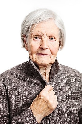 포토 JPG 해외이미지 백인 1 라이프스타일 손 응시 여자 노년 할머니 얼굴 백그라운드 비즈니스 건강 종류 한명 미소 사람 머리 유행 회색 흰색 주름 우아함 은퇴 개성 배려 옛날 스타일 해외202004 해외포토 서양인 시선 컬러 컨셉 표정 성인 생활 신체부위 파일형식 이미지허브