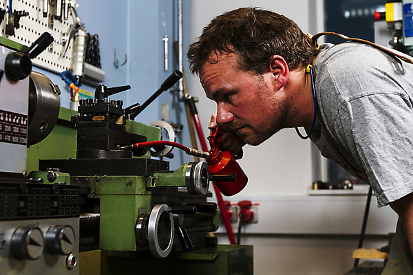 포토 JPG 해외이미지 남자 산업 비즈니스 공장 노동자 한명 사람 금속 기계 장비 작업 수리 제조 서비스 작업도구 정비공 장인 복원 송곳 옛날 해외202004 해외포토 직업 1 공업 재질 도구 기술자 파일형식 이미지허브