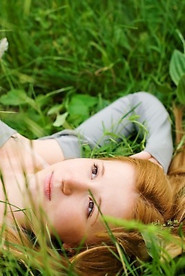 포토 JPG 해외이미지 식물 백인 공원 여자 얼굴 밭 자연 한명 사람 야외 10대 초록색 금발 봄 시골 사춘기 해외202004 해외포토 서양인 1 헤어스타일 계절 공공시설 컬러 농업 청소년 신체부위 생태계 파일형식 이미지허브