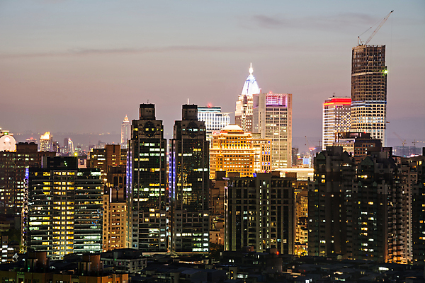 포토 JPG 해외이미지 아시아 비즈니스 건축양식 하늘 지붕 아파트 주택 풍경 사람없음 야외 건물 금융 빛 도시풍경 사무실 탑 어둠 새벽 도시 도심 야간 저녁 대만 상업 네온 장면 지역 천국 스카이라인 빛망울 해외202004 해외포토 자연요소 건축물 건축 나라 경제 파일형식 이미지허브