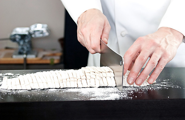 포토 JPG 해외이미지 백인 직업 음식 유니폼 파스타 기술 스파게티 요리 한명 사람 주방 식당 요리사 이탈리아 흰색 기구 신선 면 업무 칼 맛 자르기 먹기 서비스 밀가루 고립 핸드메이드 해외202004 해외포토 서양인 1 옷 유럽 컬러 컨셉 모션 서양음식 상점 작업 가루 파일형식 이미지허브