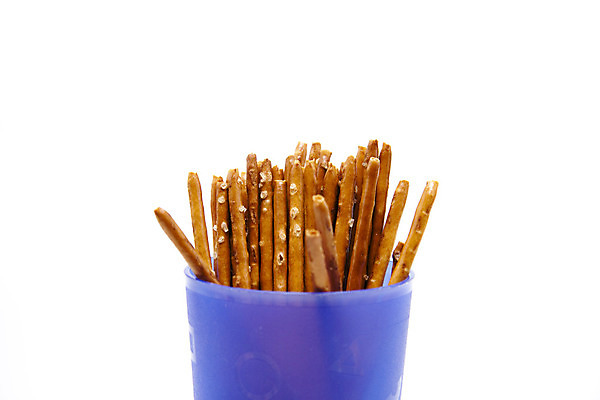 포토 JPG 해외이미지 음식 사람없음 파란색 갈색 쿠키 식사 머그컵 신선 막대기 맛 먹기 흰배경 소금 절임 해외202004 해외포토 컬러 백그라운드 컨셉 모션 디저트 컵 흰색 파일형식 이미지허브