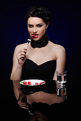 포토 JPG 해외이미지 백인 모델 헤어스타일 접시 드레스 여자 유럽 얼굴 음식 포즈 포크 다이어트 부분 유리 고추 갈색머리 요리 한명 사람 빨간색 물 파란색 유행 식당 식사 저녁식사 흰색 뜨거움 화려 우아함 맛 작음 먹기 배고픔 후추 토막 점심식사 스타일 해외202004 해외포토 자연요소 서양인 1 식기 옷 나라 컬러 컨셉 채소 모션 재질 건강 신체부위 상점 크기 향신료 파일형식 이미지허브