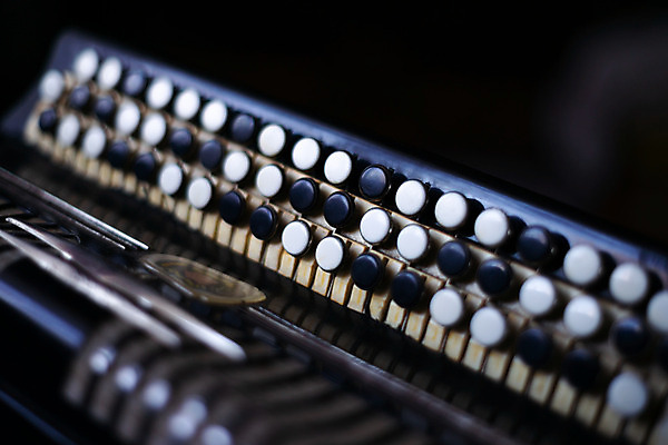 포토 JPG 해외이미지 전통 손 문화 음악 백그라운드 놀이 버튼 열쇠 미술 여러명 성인 사람없음 검은색 어둠 소리 공연 연주자 음악가 회색 수확 흰색 기구 키보드 은색 주사위 복고 언론 러시아인 멜로디 뮤지컬 베이스 옛날 해외202004 해외포토 서양인 직업 컬러 다수 농업 현악기 문화예술 사람 이벤트 신체부위 파일형식 이미지허브