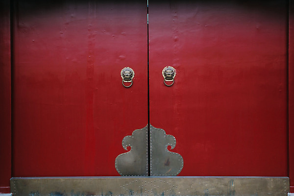 포토 JPG 해외이미지 건축물 디자인 노년 아시아 전통문화 백그라운드 비즈니스 건축양식 주택 손잡이 사람없음 건물 목재 장식 빨간색 문 금속 중국 골동품 용 원형 호랑이 영혼 사자 심볼 질감 잠금 보안 대문 과거 베이징 문고리 청동 동쪽 보안장치 구식 옛날 해외202004 해외포토 도형 나무 전통 건축 나라 문화 컬러 컨셉 재료 포유류 재질 안전 성인 장비 방향 파일형식 이미지허브