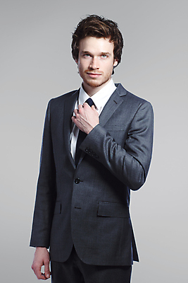 포토 JPG 해외이미지 백인 모델 1 라이프스타일 헤어스타일 응시 남자 포즈 백그라운드 셔츠 비즈니스 성공 한명 서기 사람 정장 성인 빛 유행 회색 흰색 표현 비즈니스맨 자신감 시원함 스마트 싱글 긍정 심각 스타일 해외202004 해외포토 서양인 시선 옷 감정 컬러 컨셉 상의 모션 생활 직장인 파일형식 이미지허브