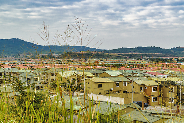포토 JPG 해외이미지 외관 선 건축양식 교실 자연 지붕 아파트 주택 안테나 풍경 사람없음 건물 미국 재산 중앙 커뮤니티 에콰도르 연립주택 이웃 남쪽 교외 줄서기 해외202004 해외포토 건축물 교육 건축 북아메리카 통신 학교 모션 금융 남아메리카 방향 생태계 파일형식 이미지허브