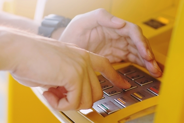 포토 JPG 해외이미지 손 산업 돈 비즈니스 열쇠 안전 사람없음 금융 경제 컴퓨터 숫자 노란색 달러 자료 기계 신용카드 암호 보호 입장 시작 보안 전자 방패 패드 ATM 계좌 인출 자동 키패드 해외202004 해외포토 문자 컬러 컨셉 신체부위 전자제품 재산 파일형식 이미지허브