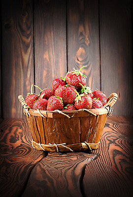 포토 JPG 해외이미지 식물 열매 음식 백그라운드 과일 딸기 사람없음 목재 빨간색 초록색 바구니 흰색 그룹 유기농 건강식 구성 숙성 정물화 채식주의자 해외202004 해외포토 나무 웰빙 컬러 재료 그림 채식 파일형식 이미지허브