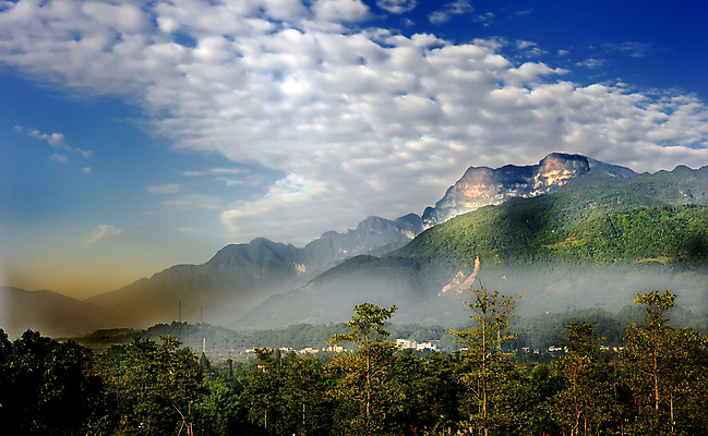포토 JPG 해외이미지 나무 구름 아시아 자연 하늘 아침 산 동양인 풍경 사람없음 초록색 파란색 중국 안개 숲 해외202004 해외포토 주간 자연요소 식물 나라 컬러 날씨 인종 생태계 파일형식 이미지허브