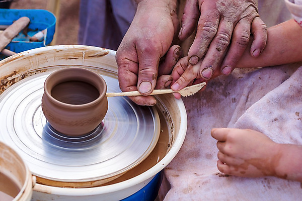 포토 JPG 해외이미지 모양 전통 손 문화 어린이 손가락 기술 창조 미술 사람 소년 사람없음 갈색 꽃병 젖음 터치 업무 바퀴 도자기 원형 작업실 성형수술 제조 냄비 서식 예술가 점토 장인 조형 주인 수공예 곰팡이 도예가 압력 핸드메이드 해외202004 해외포토 도형 직업 남자 꽃 컬러 문화예술 신체부위 작업 수술 솥 공예 파일형식 이미지허브