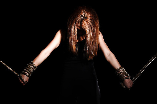 포토 JPG 해외이미지 백인 응시 여자 감정 무기 얼굴 밧줄 벽 포즈 백그라운드 컨셉 넥타이 피곤 관리 한명 빨간색 머리 검은색 어둠 새벽 고통 흰색 표현 잡기 좌절 상처 야간 쇠사슬 감옥 열정 고문 죄수 해외202004 해외포토 자연요소 서양인 1 시선 잡화 줄 컬러 모션 사람 신체부위 파일형식 이미지허브