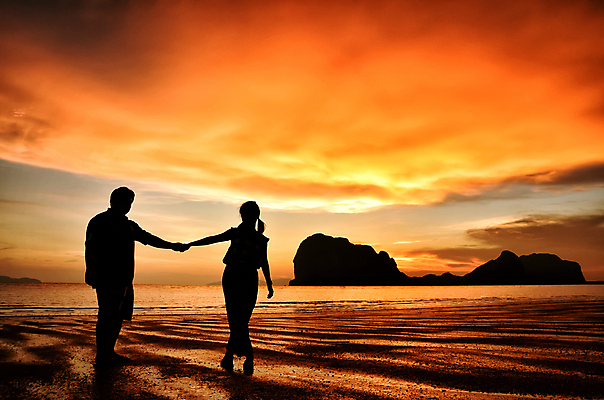 포토 JPG 해외이미지 전신 구름 커플 여자 남자 행복 실루엣 바다 여행 휴가 성인 야외 여름 햇빛 걷기 손잡기 일몰 저녁 성인만 해외202004 해외포토 자연요소 계절 감정 관계 모션 촬영기법 사람 태양 노을 야간 파일형식 이미지허브