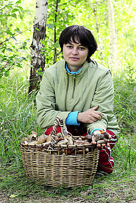 포토 JPG 해외이미지 나무 식물 백인 응시 공원 행복 음식 잎 손가락 자연 갈색머리 한명 앉기 성인 취미 야외 초록색 여름 노란색 바구니 버섯 놀람 산책 기쁨 가을 행운 상품 숲 자르기 검색 흥분 일요일 유지 그물버섯 옛날 해외202004 해외포토 서양인 1 헤어스타일 손 시선 계절 공공시설 감정 컬러 컨셉 모션 휴식 표정 사람 생태계 요일 파일형식 이미지허브