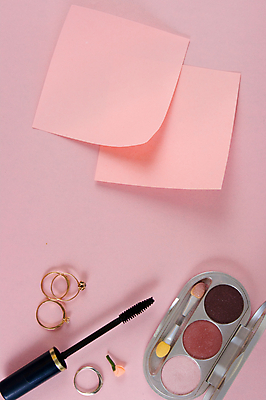 포토 JPG 해외이미지 꽃 종이 분홍색 백그라운드 통신 사람없음 세트 검은색 쪽지 화장품 공백 기록 반지 붓 메시지 스케치 사인 문서 파일 페이지 시트 조립 조언 편지쓰기 목차 카피스페이스 해외202004 해외포토 식물 컬러 장신구 미술 뷰티 편지 파일형식 이미지허브