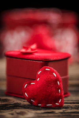 포토 JPG 해외이미지 발렌타인데이 근접촬영 사람없음 아웃포커스 빨간색 하트 오브젝트 반지케이스 해외포토 모양 뷰포인트 컬러 데이이벤트 촬영기법 보관함 파일형식 이미지허브