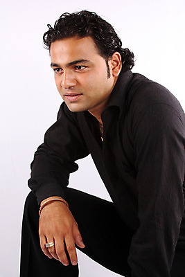 포토 JPG 해외이미지 모델 남자 포즈 한명 동양인 표현 인디언 인도인 해외202004 해외포토 외국인 1 아메리카 사람 인종 파일형식 이미지허브