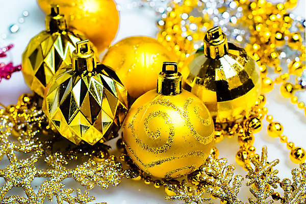 포토 JPG 해외이미지 계절 크리스마스 겨울 공 유리 탁자 휴가 새로움 새해 사람없음 장식 빨간색 파란색 빛 컬러풀 축제 장식볼 흰색 축하 눈송이 황금 12월 연도 오브젝트 고립 해외202004 해외포토 기념일 컬러 가구 컨셉 재질 눈_날씨 날짜 파일형식 이미지허브